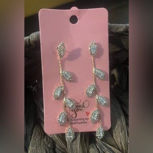 Gold base with sparkling leaves - Earrings